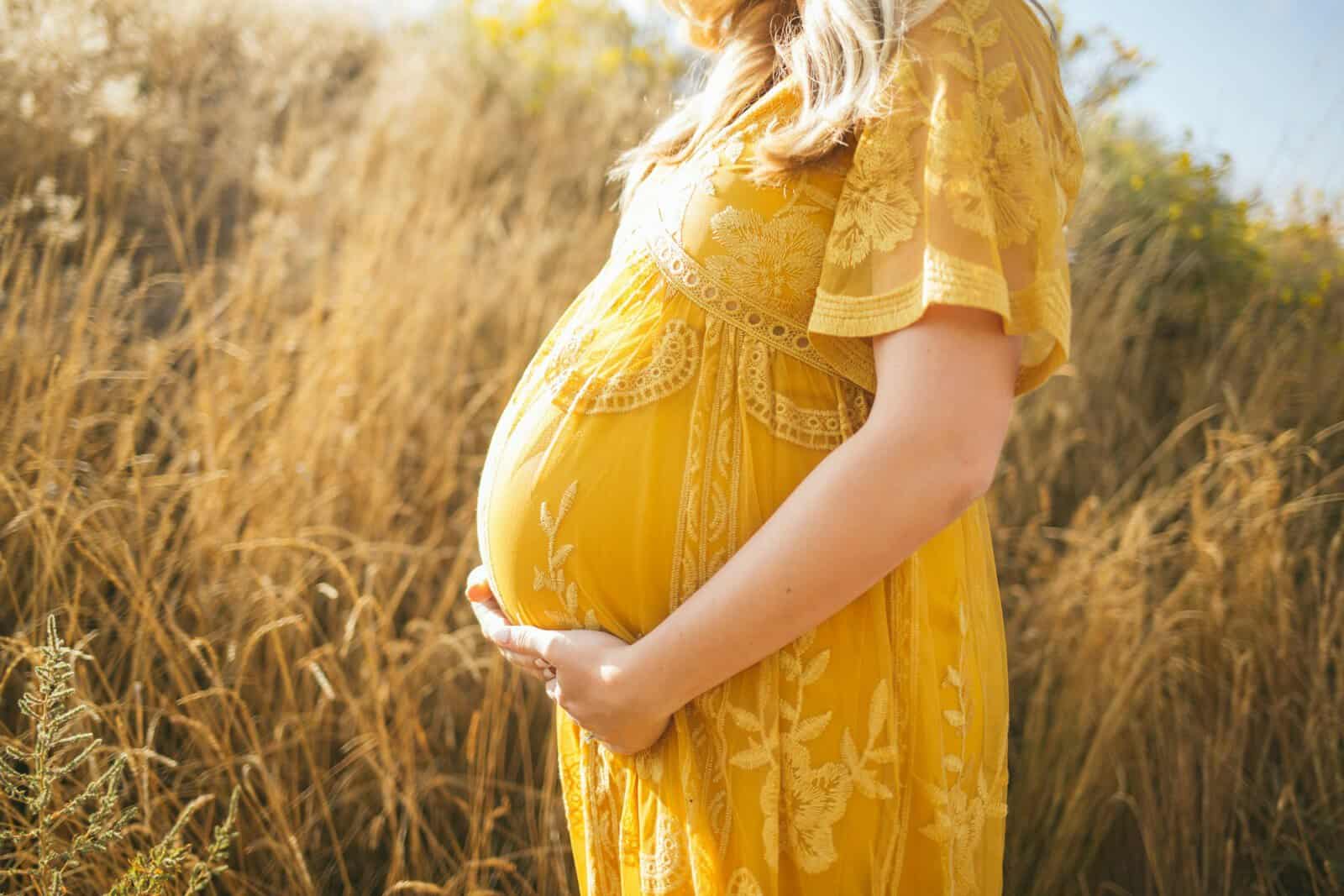 Gravid kvinde i gul kjole